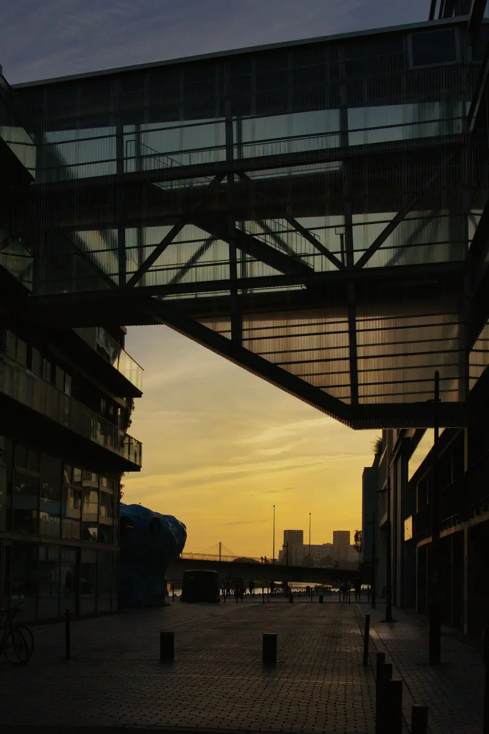 Passerelle métallique entre deux immeubles modernes au coucher du soleil à Nantes