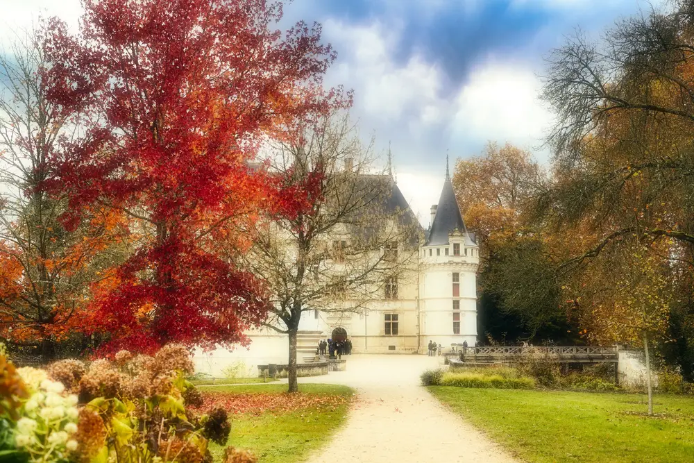Le château d'Azay-le-Rideau entouré d'arbres aux couleurs de l'automne