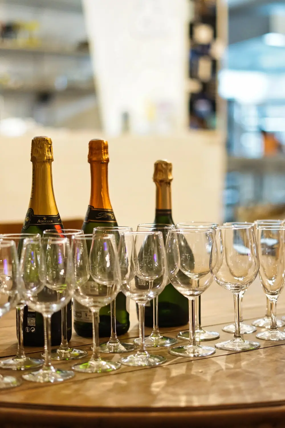 Bouteilles de champagne et verres alignés pour un cocktail d'entreprise à Nantes