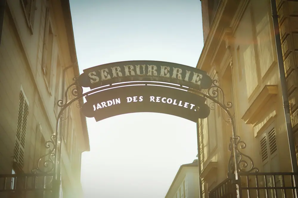 Enseigne en fer forgé d'une ancienne serrurerie au jardin des Récollets