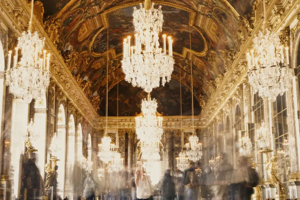 Lustres en cristal illuminant la galerie des Glaces du château de Versailles
