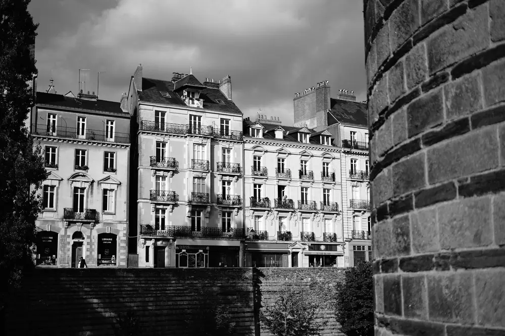 Immeubles anciens du centre-ville de Nantes photographiés en noir et blanc