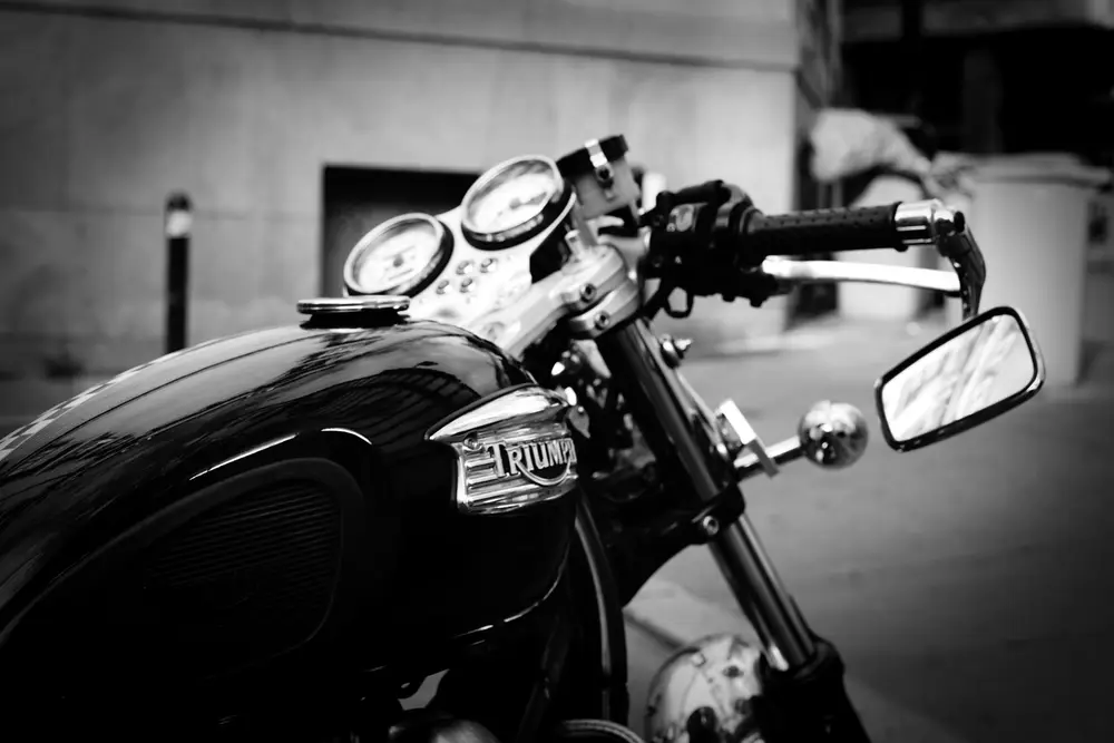 Réservoir et guidon d'une moto ancienne photographiés en noir et blanc