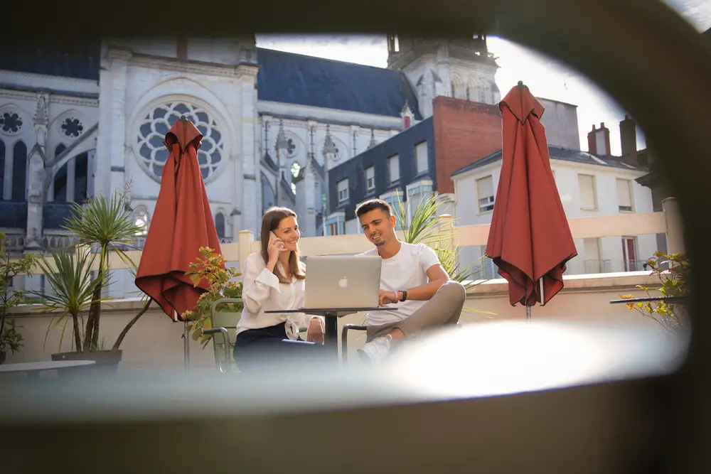 Réunion de travail en terrasse face à la basilique Saint-Nicolas de Nantes