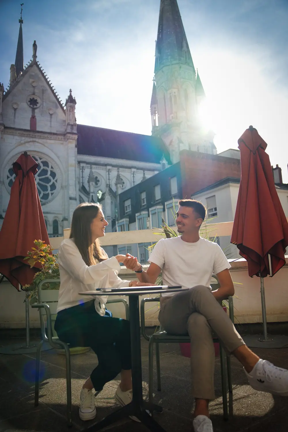 Deux entrepreneurs échangent en terrasse au pied de la basilique Saint-Nicolas à Nantes