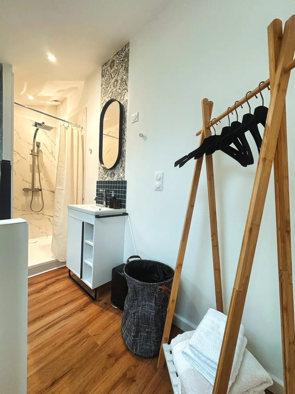 Salle d'eau moderne avec douche à l'italienne et portant en bambou