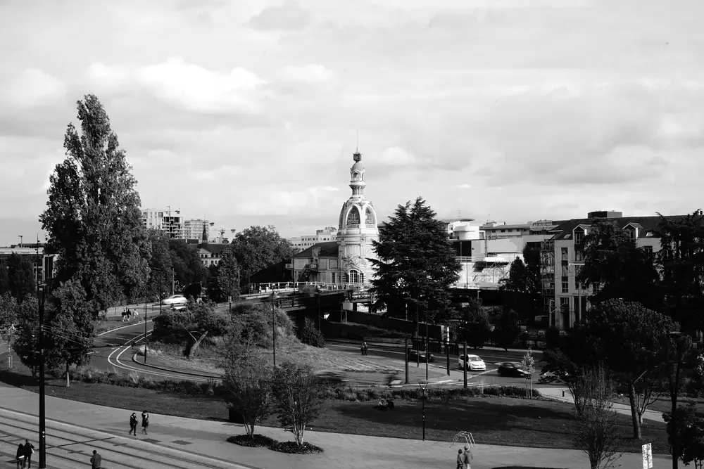 La tour LU et le centre-ville de Nantes vus en noir et blanc